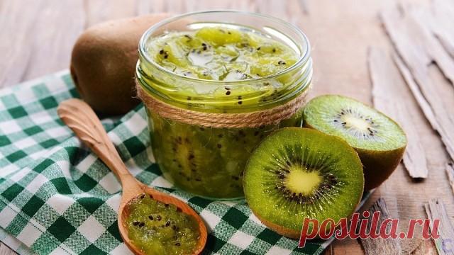 Изумрудное варенье из киви.
невероятно вкусное, пальчики оближешь!
 Варенье очень вкусное и необычайно красивое!
Ингредиенты:
-5 киви
-1 банан
-1 чайная ложка желатина
-220 гр. сахара
-сок половины лимона
 Мелко порезать киви. Туда же порезать мелко банан. Помять не очень сильно. Добавить сахар и чайную ложку желатина. Варить 5--7 минут
Густое, ароматное варенье готово!