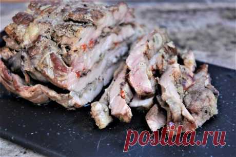 Необычный рулет из свиной шеи - БУДЕТ ВКУСНО! - медиаплатформа МирТесен Одно упоминание термина "мясной рулет" может вызвать тоску от возможных сложностей с его приготовлением. Не спасают даже вдохновляющие обещания красивых на разрезе ломтиков. Боязнь "у меня не получится" перевешивает...Необычный и очень простой в исполнении способ формирования рулета из свиной