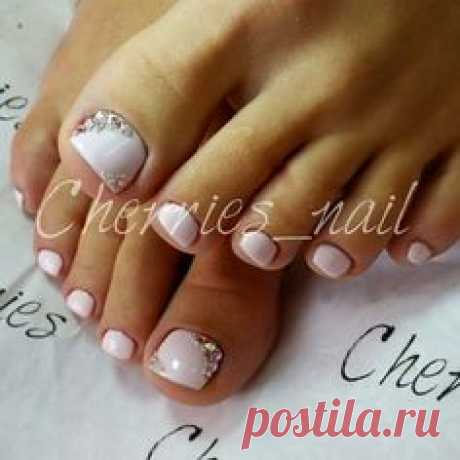 White Rhinestone Toe Nail Art