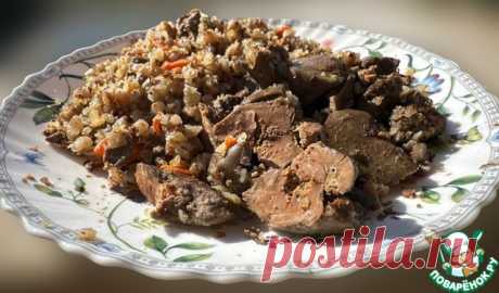 Гречневая каша с куриной печенью. Оно, конечно, можно сказать, вернее назвать такую кашу как-нибудь типа «Гречневая купеческая первогильдийская, которую даже графья с князьями ели так, что …» Можно. Только зачем?
 Так что я приготовил кашу гречневую с печенкой куриной. Как там незабвенный ВС говаривал? Он правда про супчик, но … «… да с потрошками!»
 В общем, получилась вот такая, непритязательная, т. е. без претензий на «высокую кухню», гречневая каша с …