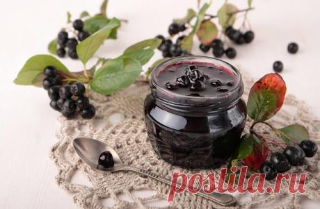 Варенье из черноплодки с вишневым листом