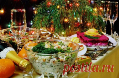 К Новому Году - 9 вкусных салатов      
1. Салат с сухариками 
Огурец свежий большой — 1 шт.
Грудка куриная отварная (или куриная ветчина) — 250 г
Сыр твёрдых сортов — 70-100 г
Кукуруза — 1 банка
Чеснок
Сухарики
Майонез
2. Салат с копченым сыром
Морковь (сырая) — 1 шт.
Сыр копченый — 100 г
Колбаса копчёная — 100 г
Чеснок — 3 зубчика
Майонез — 2 ст.л.
Кукуруза консервированная — 1 банка
Соль, перец.
— Морковь и сыр натереть + колбаса (соломкой) + кукуруза + чеснок и майонез.
— Украсить зелен