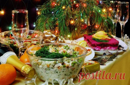 К Новому Году - 9 вкусных салатов      
1. Салат с сухариками 
Огурец свежий большой — 1 шт.
Грудка куриная отварная (или куриная ветчина) — 250 г
Сыр твёрдых сортов — 70-100 г
Кукуруза — 1 банка
Чеснок
Сухарики
Майонез
2. Салат с копченым сыром
Морковь (сырая) — 1 шт.
Сыр копченый — 100 г
Колбаса копчёная — 100 г
Чеснок — 3 зубчика
Майонез — 2 ст.л.
Кукуруза консервированная — 1 банка
Соль, перец.
— Морковь и сыр натереть + колбаса (соломкой) + кукуруза + чеснок и майонез.
— Украсить зелен