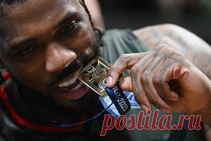 Вернувшийся в УНИКС легионер рассказал о тоске по русской кухне. Американский центровой УНИКСа Джален Рейнольдс рассказал о тоске по русской кухне. «Я очень скучал по Казани. Скучал по борщу, по атмосфере. Казань не такой большой город, но очень спокойный, домашний и комфортный. Да, я действительно скучал по Казани», — заявил легионер.