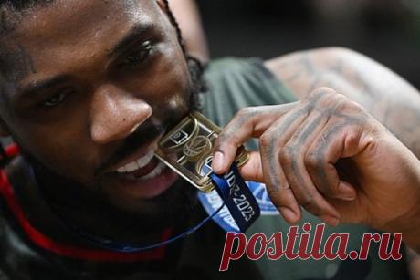 Вернувшийся в УНИКС легионер рассказал о тоске по русской кухне. Американский центровой УНИКСа Джален Рейнольдс рассказал о тоске по русской кухне. «Я очень скучал по Казани. Скучал по борщу, по атмосфере. Казань не такой большой город, но очень спокойный, домашний и комфортный. Да, я действительно скучал по Казани», — заявил легионер.