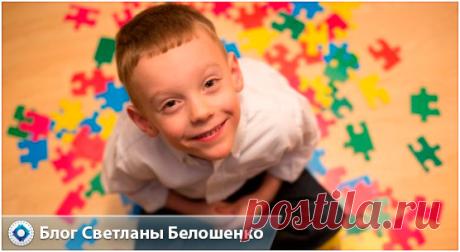 Первые признаки аутизма у детей распознать достаточно сложно. Расстройство психики может случиться у всех. Зачастую ему подвергаются мальчики до года.