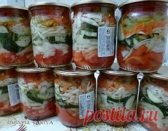 Хрустящий салатик. Хорош в любое время года.
Сохрани себе на стену, чтобы не потерять 
Для салата нам понадобятся лук, огурцы, помидоры, морковь, болгарский перец, капуста, и пачка сухой петрушки.

Огурцы нарезаем полукольцами. Нарезаем помидоры на кольца толщиной до пол-сантиметра, и каждое кольцо на 4 части.
Шинкуем лук на кольца, и каждое кольцо на 2-4 части. Трём морковку. Нарезаем перец. И последнее - режем капусту.

Начинаем укладывать с помидор. Следующий слой лук.
...