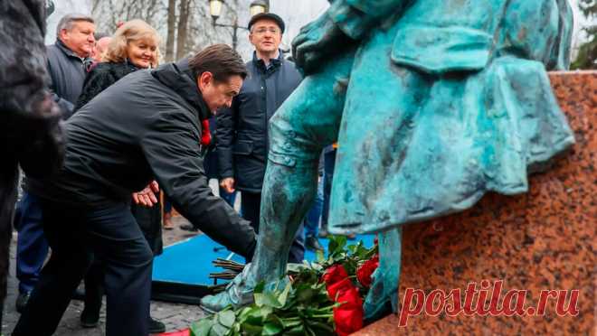 Андрей Воробьев и Владимир Мединский открыли памятник историку Василию Татищеву. В усадьбе Татищева в деревне Болдино Солнечногорска состоялось открытие памятника историку, государственному деятелю эпохи Петра I, основателю Екатеринбурга и Перми Василию Татищеву. В церемонии приняли участие губернатор Подмосковья ...