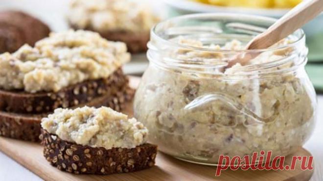 Вкуснейшая закуска из селедки — Форшмак. Рецепт от одесской подруги! Ингредиенты:

 	селедка слабосоленая — 1 штука
 	масло — 1 пачка
 	картошка — 1 штук
 	яйцо — 2 штуки




Приготовление:

 	Отвариваем яйца и картофель.
 	Селедку чистим и разделяем на филе без костей.
 	Пропускаем филе, картофель и масло через мясорубку.
 	Хорошо перемешиваем и храни