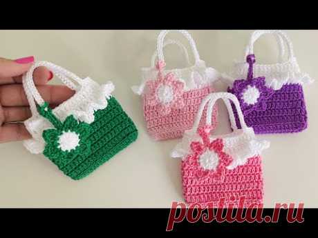 Bolsa miniatura em crochê modelo multiuso