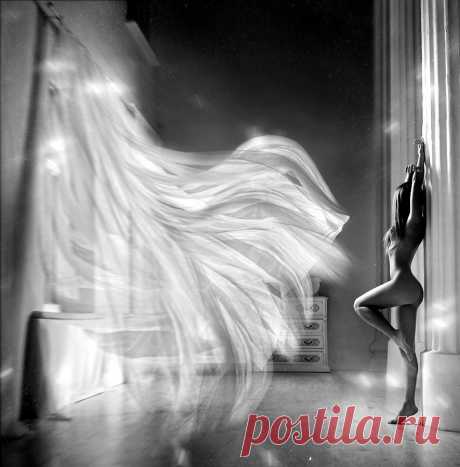 Я иду за тобой след в след.Легким ветром июльской прохлады. Ты уверен: меня здесь нет,но запомни я где-то рядом.(волшебная страна книг к.н.)