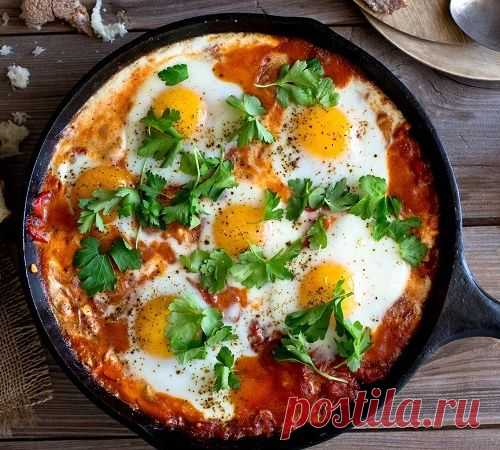 Он добавил несколько яиц к томатному  пюре. То, что получилось — самый вкусный в мире завтрак! - видео