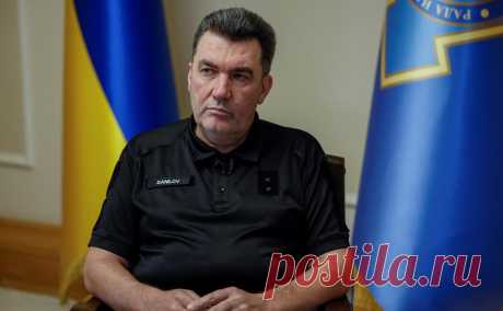 В СНБО Украины опровергли существование плана на случай смерти Зеленского. Ранее газета Politico написала, что в случае гибели Зеленского Украину могла бы возглавить «команда лидеров» — председатель Рады, главы офиса Зеленского и МИДа, министр обороны. Россия отрицала планы убить украинского президента