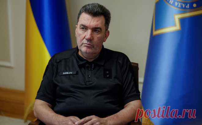 В СНБО Украины опровергли существование плана на случай смерти Зеленского. Ранее газета Politico написала, что в случае гибели Зеленского Украину могла бы возглавить «команда лидеров» — председатель Рады, главы офиса Зеленского и МИДа, министр обороны. Россия отрицала планы убить украинского президента