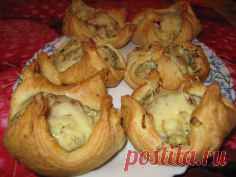 Закусочные #пирожки с курицей и сыром.

Ингредиенты:

Слоеное тесто - 900 гр
Куриное филе
лук - 1 шт
зелень - по вкусу
сыр - 100 гр
соль,перец - по вкусу
Яйцо (для смазки слоек) 

Рецепт приготовления:

Для начинки куриное филе и лук измельчить блендером(мясорубкой) или очень мелко нарезать. Сыр натереть на средней терке. Зелень измельчить. Все смешать ,добавить соль и перец по вкусу.

Тесто разморозить и раскатать. Нарезать квадратами В зависимости от желаемого размера.