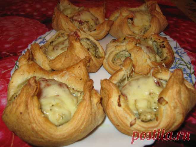 Закусочные #пирожки с курицей и сыром.

Ингредиенты:

Слоеное тесто - 900 гр
Куриное филе
лук - 1 шт
зелень - по вкусу
сыр - 100 гр
соль,перец - по вкусу
Яйцо (для смазки слоек) 

Рецепт приготовления:

Для начинки куриное филе и лук измельчить блендером(мясорубкой) или очень мелко нарезать. Сыр натереть на средней терке. Зелень измельчить. Все смешать ,добавить соль и перец по вкусу.

Тесто разморозить и раскатать. Нарезать квадратами В зависимости от желаемого размера.