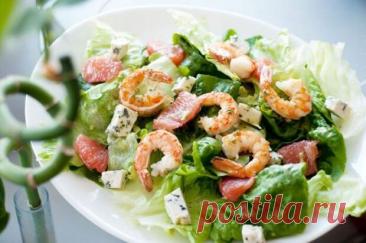 Салаты с креветками рецепты простые и вкусные - БУДЕТ ВКУСНО! - медиаплатформа МирТесен В настоящее время креветки можно часто встретить в различных салатах и закусках на праздничном столе. Из-за дороговизны продукта креветки редко готовят просто в качестве семейного ужина. При выборе морепродукта данной категории необходимо отдавать предпочтение охлажденному продукту, который не