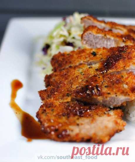 Свиная отбивная по-японски Тонкацу (Tonkatsu, 豚ツ )

Тонкацу (яп. 豚ツ свиная котлета?) — блюдо японской кухни, зажаренная во фритюре свиная отбивная. Наравне с тэмпурой это довольно популярный в Японии представитель так называемой ёсёку — западной кухни.

Рецепт, приведенный ниже, оригинальный и переведен мною, просто на русских кулинарных сайтах замечала,что соус к этому блюду,например, предлагают делать из кетчупа с чесноком и соевым соусом)))

Ингридиенты:

Для свинины:

...