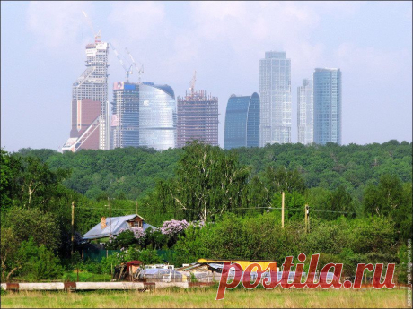 Столица - город контрастов. Вид из посёлка Терехово (Мневниковская пойма Москвы-реки) ещё раз это подтверждает.