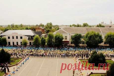 8.05.2015. Старобельск  Рекорд Украины.Номинации: &quot;Самый большой живой флаг Украины&quot; и &quot;Самое большое количество выпущенных шаров с пожеланиями&quot;.