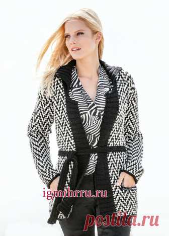 Теплый кардиган с узором из черно-белых зигзагов. Вязание спицами