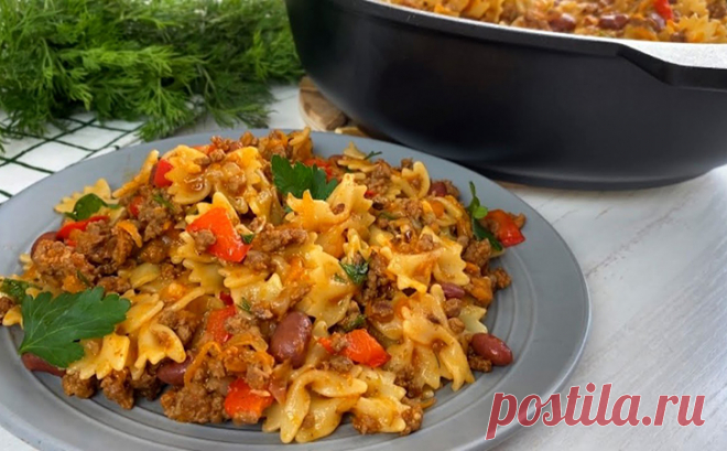 Вместо простой варки макарон тушим их на сковороде поверх мяса. Вкус пропитывает тесто насквозь