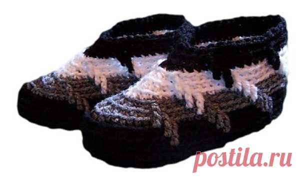 Вяжем тапочки.
Описание смотрите здесь: http://crochetandknitting.com/apachesl.htm