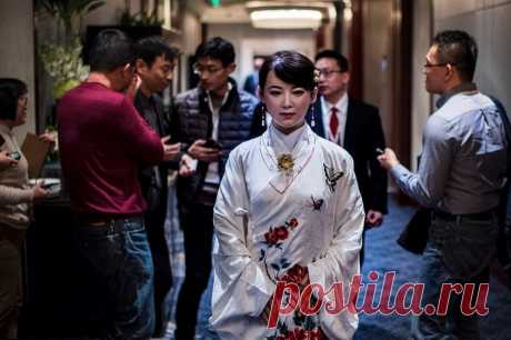 Цзя Цзя – китайский андроид. | Чёрт побери Мы все привыкли считать, что Китай страна, где в гигантских масштабах производят ширпотреб, где производят подделки. «Сделано в Китае» стало чуть ли не антимаркой.  Если что -то сломалось, чего удивляться-то – сделано в Китае. Но вот еще один продукт под брендом маде ин Чина. Посмотрите. Это невероятно. Это воплощение мечты Айзека Азимова.   Она произвела большое впечатление на публику на конференции в Шанхай (Китай). Она может пр...