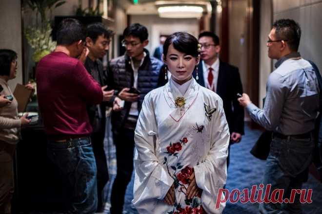 Цзя Цзя – китайский андроид. | Чёрт побери Мы все привыкли считать, что Китай страна, где в гигантских масштабах производят ширпотреб, где производят подделки. «Сделано в Китае» стало чуть ли не антимаркой.  Если что -то сломалось, чего удивляться-то – сделано в Китае. Но вот еще один продукт под брендом маде ин Чина. Посмотрите. Это невероятно. Это воплощение мечты Айзека Азимова.   Она произвела большое впечатление на публику на конференции в Шанхай (Китай). Она может пр...