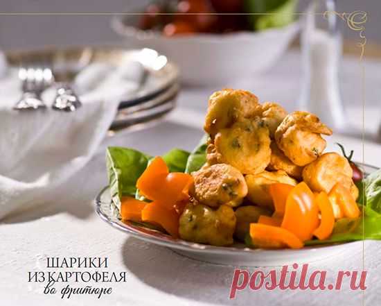 ШАРИКИ ИЗ КАРТОФЕЛЯ

В меню Дюма-кулинара немало блюд из картофеля. Писатель с большим почтением относился к этому сытному овощу, который, по его мнению, отвел от европейцев одну из самых страшных угроз — голод. Как утверждает Дюма (и это мнение разделяют многие историки), в Европу картофель впервые привез в 1585 году фаворит английской королевы Елизаветы I сэр Уолтер Рэли. Промышленник, адмирал и поэт, он слыл авантюристом. Если так, то авантюра с картофелем ему удалась.
