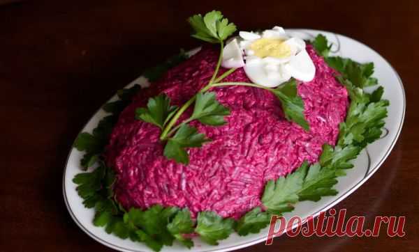 👌 Селёдка под шубой - классический новогодний салат, рецепты с фото Знаменитый и всеми любимый салат, без которого редко обходятся большие праздники. И Новый год здесь не исключение. Чтобы приготовить вкусную селёдку под шубой, просто следуйте за ш...