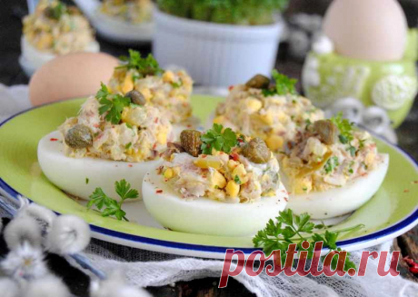 Яйца, фаршированные копченой скумбрией.
Отличная праздничная закуска из куриных яиц, копченой скумбрии и соленых огурцов с майонезом.