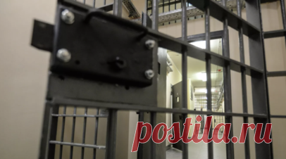 Суд в Москве арестовал трёх бывших следователей СК. Басманный суд Москвы принял решение отправить в СИЗО трёх бывших следователей Следственного комитета за ряд уголовных преступлений, включая незаконное возбуждение уголовного дела и привлечение невиновного к уголовной ответственности. Читать далее