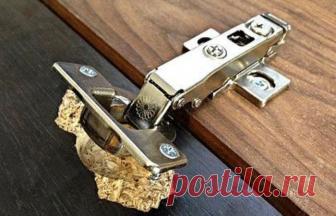 Как починить дверцу из ДСП, если петли вырвались «с мясом»