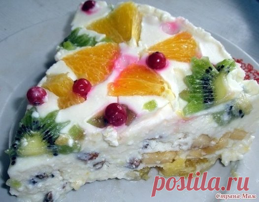 ТВОРОЖНЫЙ ТОРТ ВОЛШЕБНЫЙ 
ИНГРЕДИЕНТЫ:
● 700 г творога, 
● 1 стакан изюма, 
● 1 стакан сахара, 
● 1 стакан сметаны,
● 40 г желатина, 
● 3 стакана пастеризованного молока,
● 1 стакан ядер грецких орехов, 
● ваниль - по вкусу, 
● 2 мандарина, 
● 2 киви, 
● консервированные ананасы и персики.
ПРИГОТОВЛЕНИЕ:
1. Желатин залить 1 стаканом молока, оставить на 30-40 минут для набухания, после распустить на слабом огне в оставшемся горячем молоке, не доводя смесь до кипения.
2. Изюм залить кипятком, ос