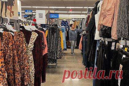 В теплой погоде увидели угрозу для одной отрасли экономики. Необычно теплая осень по всему миру угрожает производителям одежды, которые могут столкнуться с убытками из-за падения спроса. На фоне аномальной для этого времени года погоды потребители реже покупают теплую одежду, такую как пальто, куртки и свитеры, и многие бренды вынуждены устанавливать дополнительные скидки.