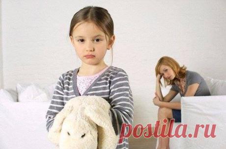 ГДЕ ВЗЯТЬ ТЕРПЕНИЕ? На самом деле его нигде не надо брать. Ведь дело не в том, как ведёт себя ребёнок (хорошо-плохо), а в том, как сами мы реагируем на происходящее, в частности, на его поведение. «Никакого терпения с ним не хватит!» — восклицают почти все родители. На самом же деле у вас ровно столько терпения, сколько вы позволяете себе иметь. Поясним. Вы решили (и надеетесь на это), что малыш заснёт за тридцать минут. Но вот тридцать минут прошло, потом ещё пять, потом ещё… лимит (который…