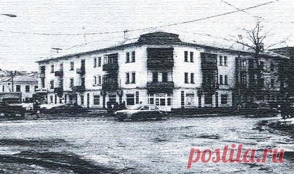 Шёл восьмой год, как рабочий посёлок Чесноковка стал городом...