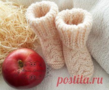 Носки – пинетки спицами,  Вязание для детей Самые главные люди в нашей жизни – это наши дети. Мы с нетерпением ждем появления малыша на свет. Готовим для него самое лучшее, натуральное, мягкое теплое…