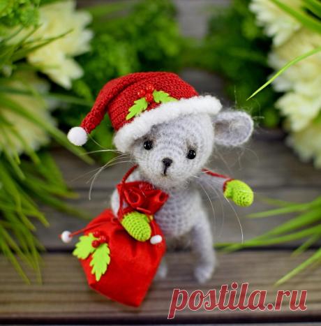 САНТА-МАУС 

Автор: Ирина Чернявская.
 
УСЛОВНЫЕ ОБОЗНАЧЕНИЯ 
убссн - убавка из столбиков с накидом 
прссн - прибавка из столбиков с накидом 
сс - соединительный столбик 
сбн - столбик без накида 
уб - убавка 
пр - прибавка 
 
МАТЕРИАЛЫ ДЛЯ МЫШОНКА 
1.Пряжа Мохер Голд (50г-250м)серого цвета, нить (20г-195м)телесного цвета для хвостика 
2.Крючок №2(для мыши), №0,8для хвоста 
3.2 пуговицы (D-1,5см, D-1см), прочная нить 20см 
4.Длинная игла 
5.ножницы 
6.наполнитель 
7.глазки...