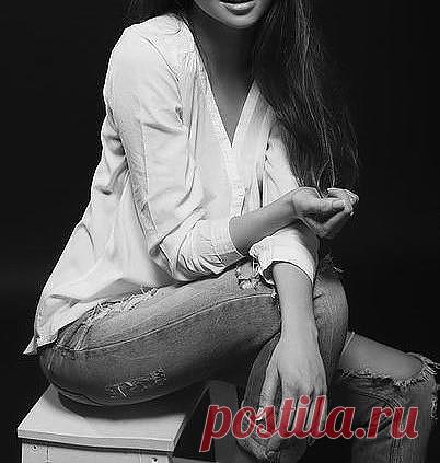 Лада Бутрина
И падал в ночь прозрачным покрывалом
Закат печально с плеч немого дня,
Молчать хотелось от того,
как мало
Того, что здесь зависит от меня...