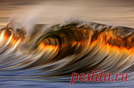 За этим снимком стоит талантливый калифорнийский фотограф Дэвид Ориас. Для того, чтобы добиться эффекта живописи, он использует длинную выдержку и телеобъектив. «В Южной Калифорнии солнечный свет приобретает особый оттенок, особенно это можно ощутить, взглянув на прибрежные волны. Я просто выбрал удачный момент и сделал снимок, который похож на прекрасную картину».