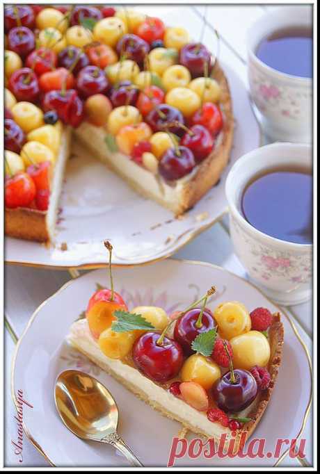 Творожный пирог с ягодами.