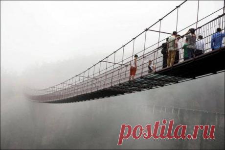 В Китайской провинции Хунань недавно появился мост, пройти по которому отважится не каждый. Мост протянут над ущельем на высоте 180 метров. / Экстремальный досуг