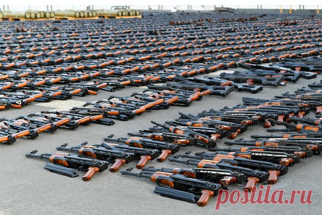 CNN узнал о планах США передать Киеву оружие иранских контрабандистов. Центральное командование США должно объявить о передаче оружия уже на этой неделе, сообщает телеканал. Крупную партию автоматов и боеприпасов американские военные перехватили у побережья Йемена в январе