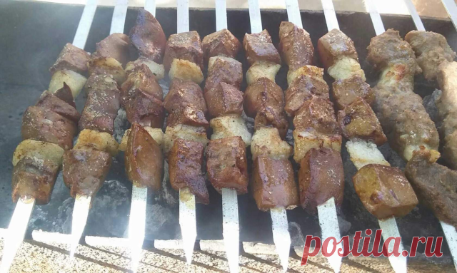 ШАШЛЫК ИЗ ПЕЧЕНИ (думба-джигар)

Среди многих и многих рецептов шашлыков рецепты шашлыка из печени по 
праву занимают свое особое место. Будучи правильно приготовленным, такой
 шашлык получается удивительно сочным, ароматным, нежным и волнующе 
необычным. Благодаря своему яркому вкусу и особой пикантности шашлык из 
печени снискал себе огромную популярность во многих странах мира. Особой
 любовью герой нашего сегодняшнего рассказа пользуется в 
Узбекистане. Спросите у жите...