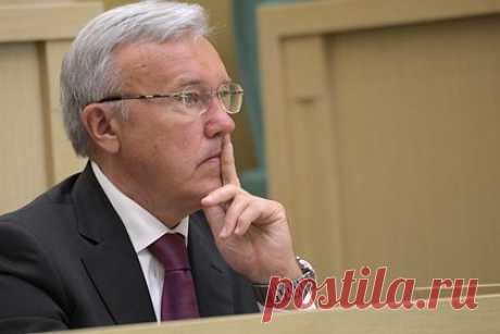В Кремле назвали возможное место новой работы экс-губернатора Усса. Экс-губернатор Красноярского края Александр Усс может перейти в Совет Федерации. Верхнюю палату парламента в качестве возможного места новой работы Усса назвал пресс-секретарь президента России Дмитрий Песков. По словам представителя Кремля, именно это кадровое предложение мог сделать Уссу президент.