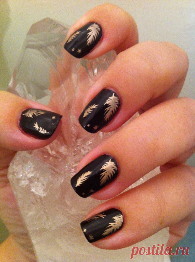 Черный маникюр с золотыми перьями.