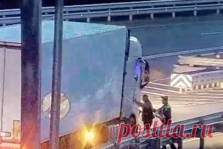 Сотрудник ДПС открыл огонь по фуре с нарушителями. На трассе М-11 под Петербургом инспектор ДПС открыл огонь по фуре Volvo, водители которой пытались вручную открыть шлагбаум, чтобы не платить за проезд на платном участке. Заметив полицейских, дальнобойщики попытались быстро уехать и чуть не сбили одного из сотрудников. Тогда его коллега стал стрелять по колесам.