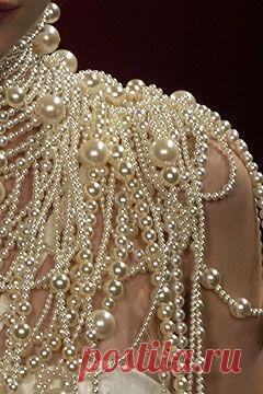 .
 
Жемчуг - уникальный драгоценный камень, загадочный и живой. Он единственный из ювелирных камней не требует ни специальной обработки, ни огранки. Издавна жемчуг символизирует любовь и счастье, процветание и богатство. На протяжении веков люди верили, что у него божественное происхождение, и эта магическая аура окружает жемчуг до сих пор. Каждая жемчужина уникальна и является единственным украшением, порожденным живым существом. Это одно из самых совершенных творений природы!